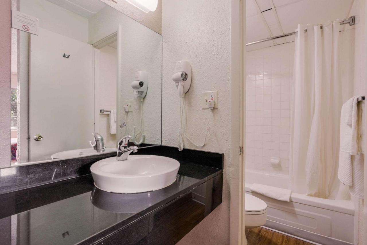 Econo Lodge Inn & Suites Терре-Хот Екстер'єр фото
